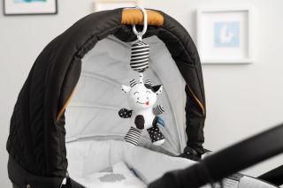 Závesná hračka do kočíka BLACK&WHITE - kravička (583585)