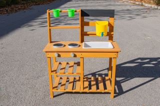2Kids Toys Drevená záhradná kuchynka s drezom (7)