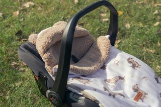 Teplý fusak do autosedačky a kočíka, vodoodolný Psikovia, kapucňa s uškami, hnedý (4)