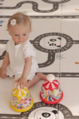 Toyz Edukačná hračka Vlčík s koníkmi – červená, kolotoč, 6m+ (3)