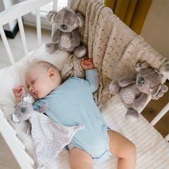 Plyšová hračka s hrkálkou Koala Coco, sivá (6)