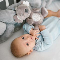 Plyšová hračka s hrkálkou Koala Coco, sivá (1)