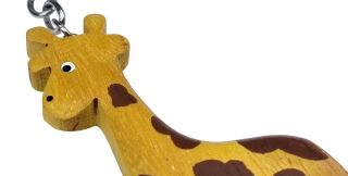 2Kids Toys Drevená kľúčenka veľká Žirafa (1)