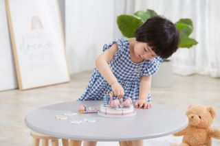 Drevená narodeninová torta Viga – jahodová – krájací set 26 ks (2)