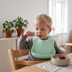 Silikónový podbradník s vreckom Bocioland – nastaviteľný - mätaový (5)